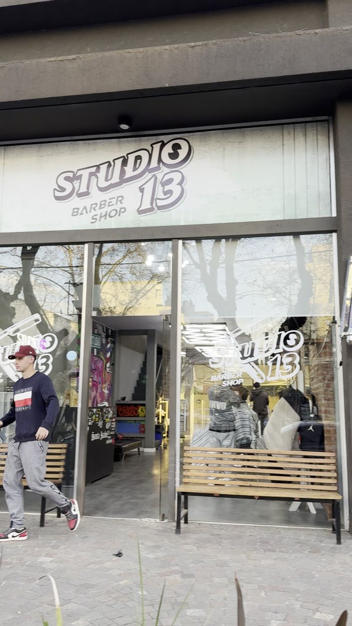 La vidriera de Studio 13 sobre la vereda
