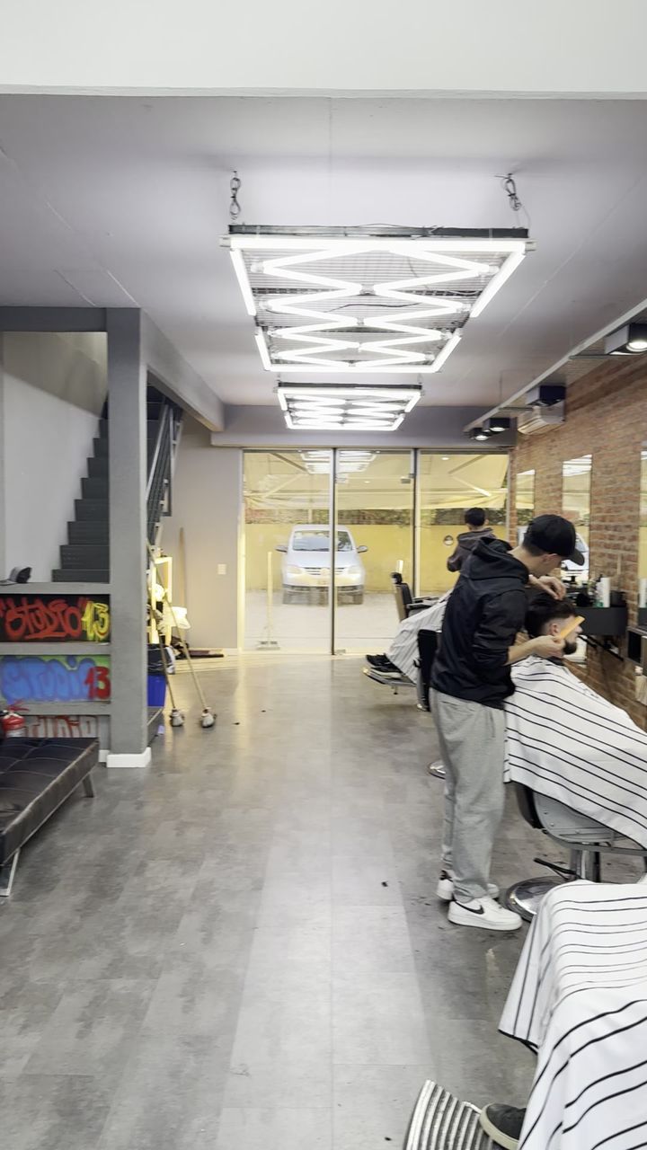 El salón con las luces en zigzag y la pared de ladrillo