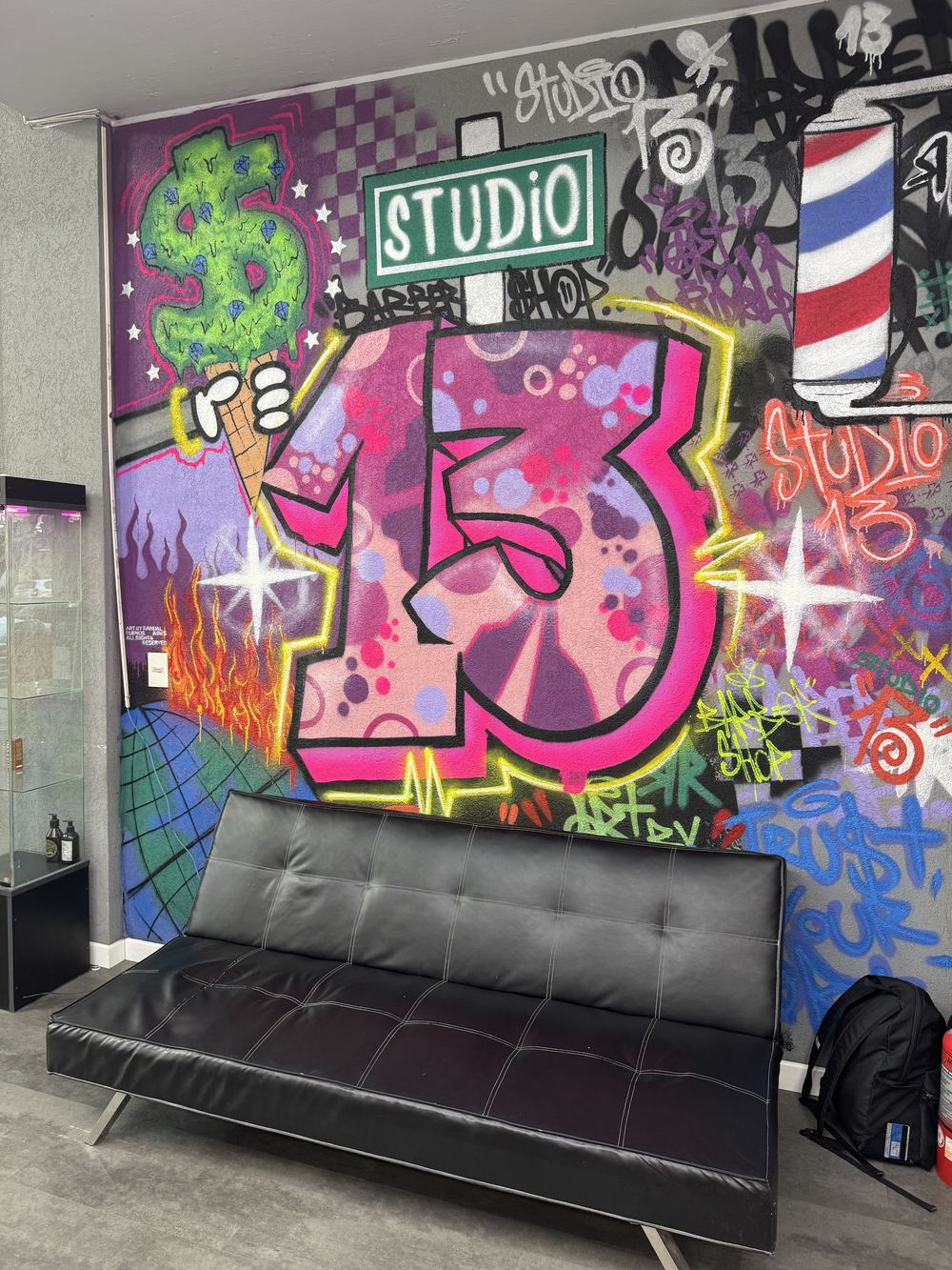 El mural del 13 y el sillón de espera