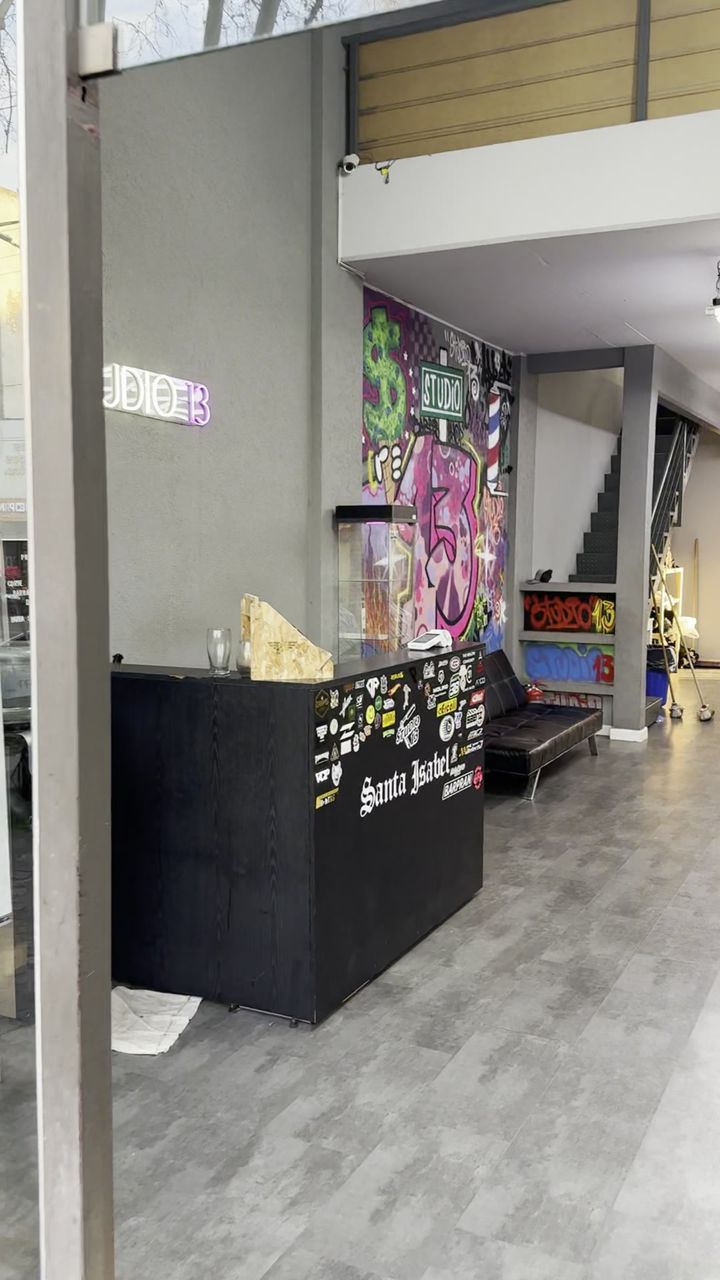 La entrada con el mural y la recepción